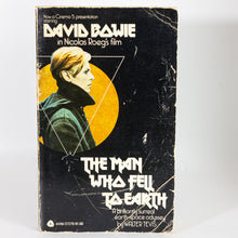 Load image into Gallery viewer, THE MAN WHO FELL TO EARTH 1976 by WALTER TEVIS DAVID BOWIE MOVIE TIE-IN Book
