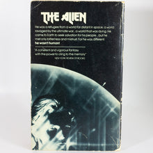 Load image into Gallery viewer, THE MAN WHO FELL TO EARTH 1976 by WALTER TEVIS DAVID BOWIE MOVIE TIE-IN Book

