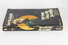 Load image into Gallery viewer, THE MAN WHO FELL TO EARTH 1976 by WALTER TEVIS DAVID BOWIE MOVIE TIE-IN Book
