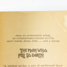 Load image into Gallery viewer, THE MAN WHO FELL TO EARTH 1976 by WALTER TEVIS DAVID BOWIE MOVIE TIE-IN Book
